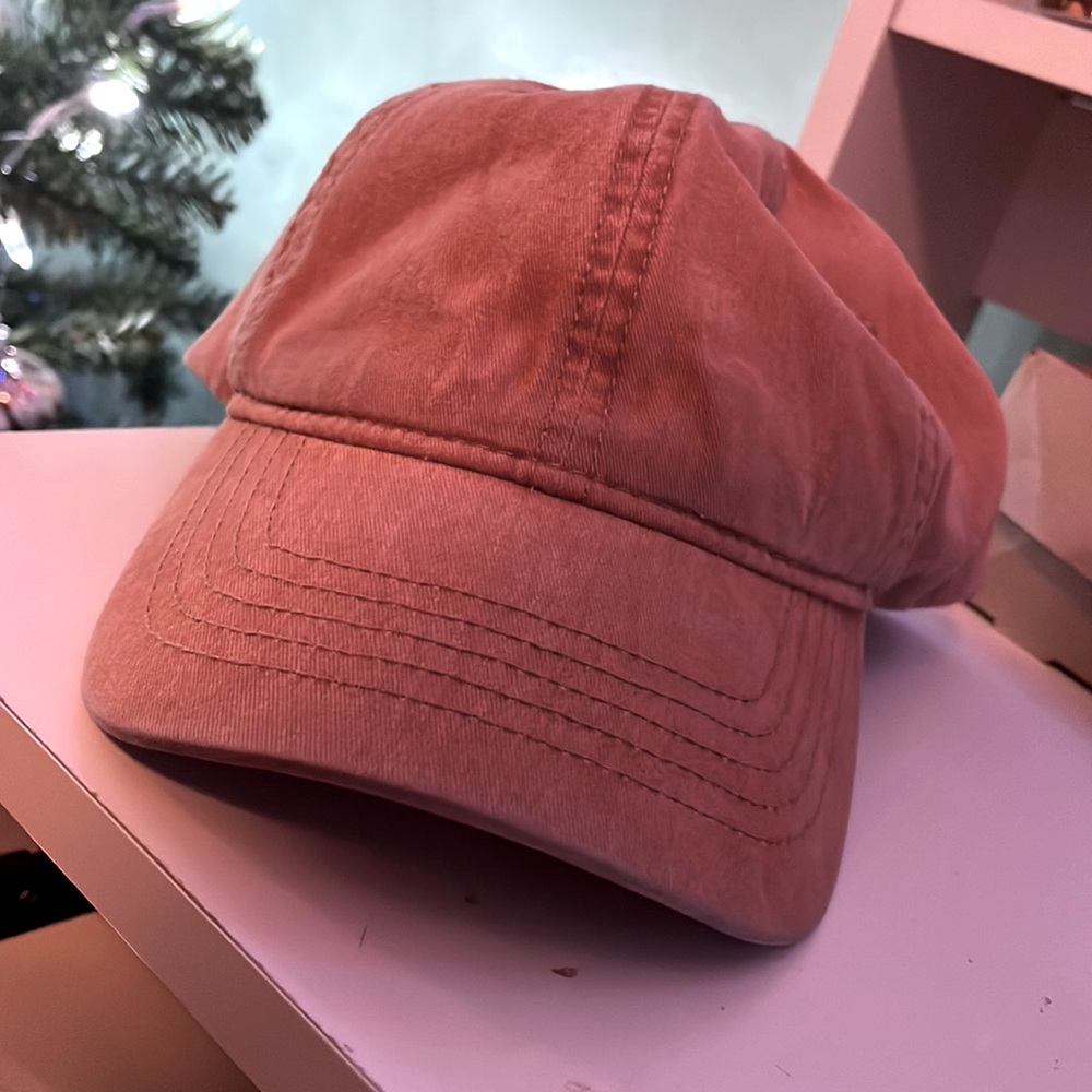 Women cap! Perfect for gym days, or while walking your doggie!